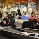Les conditions de travail du personnel de la vente doivent être améliorées, estime UNIA Valais.
